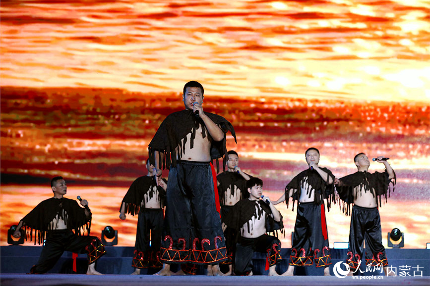 江苏海巴子组合演唱歌曲《海水泡大的汉子》。人民网记者 李睿摄