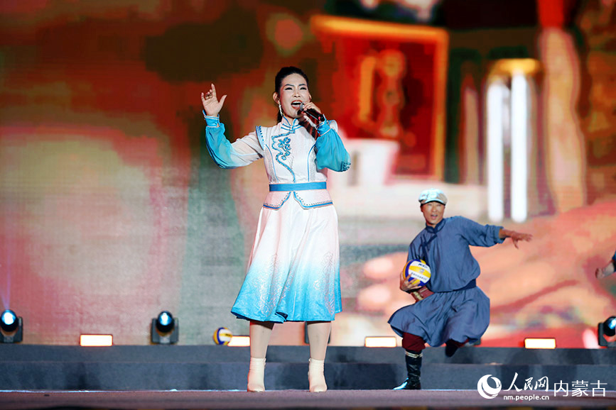 内蒙古绿茵飞腾乐队演唱歌曲《快乐村排》。人民网记者 李睿摄