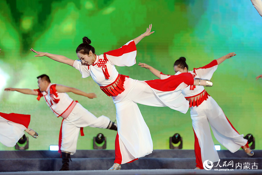 内蒙古田园声韵组合演唱歌曲《农村老家富裕了》。人民网记者 李睿摄