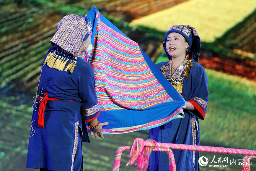 广西蝴蝶山歌队演唱歌曲《山歌越唱心越开》。人民网记者 李睿摄