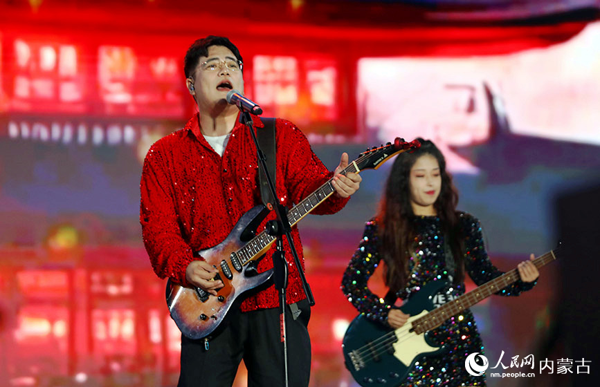 黑龙江倾城乐团演唱歌曲《云霄万里锦繁华》。人民网记者 李睿摄