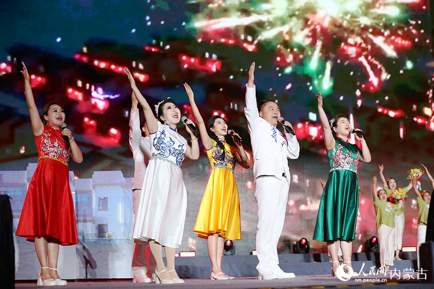 河北德胜村歌舞队演唱歌曲《这就是咱德胜村》。人民网记者 李睿摄