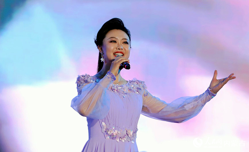 歌手为现场观众演唱《村歌嘹亮》。人民网记者 李睿摄