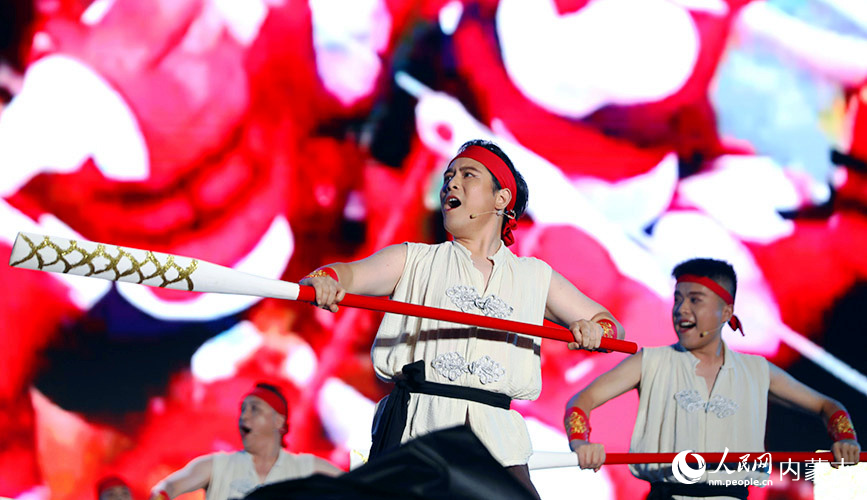 湖南双桡龙舟合唱队演唱《划啦划依呀》。人民网记者 李睿摄