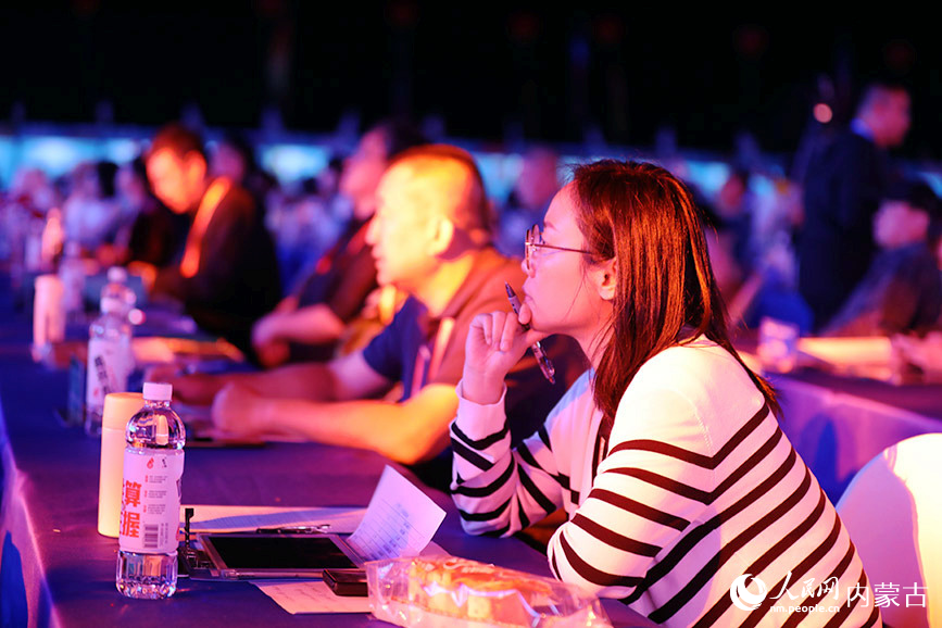 现场观众为表演打分。人民网记者 李睿摄