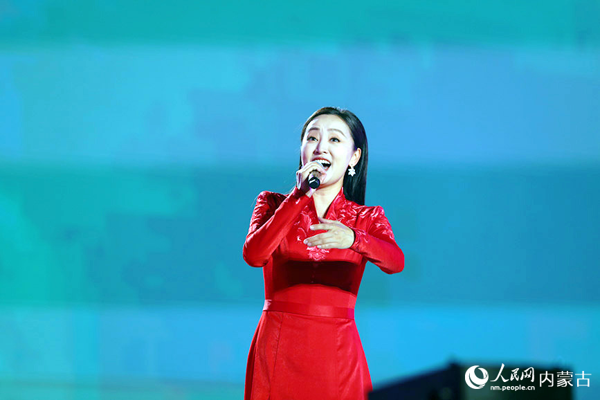 歌手演唱歌曲《山清水秀四季歌》。人民网记者 李睿摄