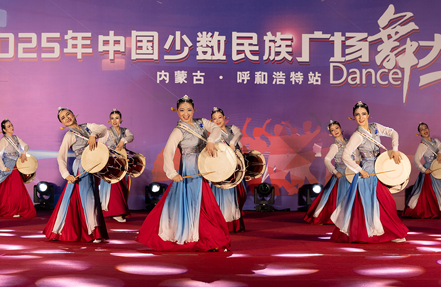 上海市美阿里舞蹈队的队员在表演广场舞《鼓秀春色》。丁根厚摄
