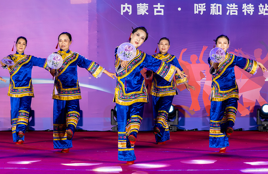 山西省大同开放大学艺术团的队员在表演广场舞《扇底枣红》。丁根厚摄
