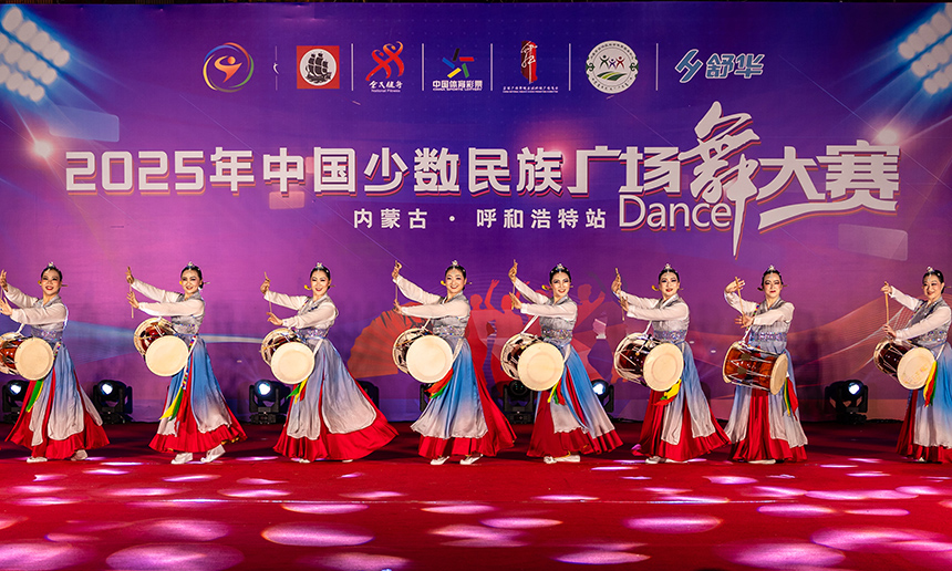 上海市美阿里舞蹈队的队员在表演广场舞《鼓秀春色》。丁根厚摄