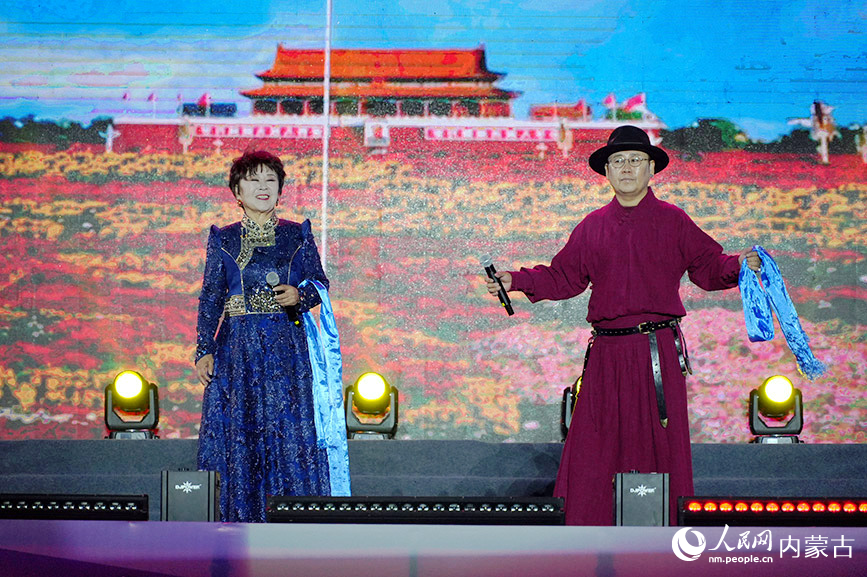 金花、金巴特尔带来歌曲《北京的金山上》。实习生 王正玉摄