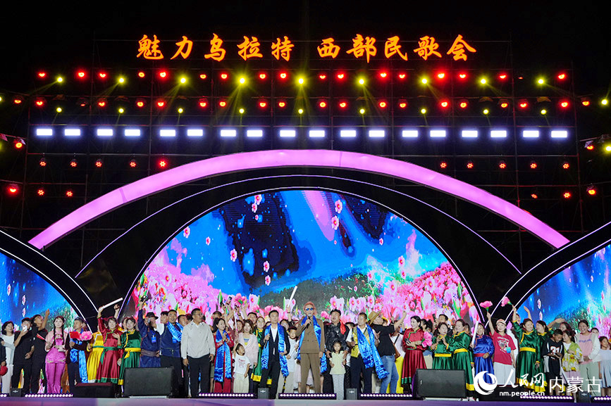 狼戈演绎《苹果香》。实习生 王正玉摄