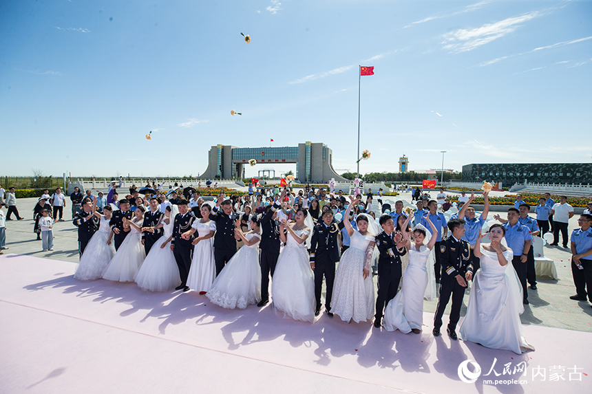 在集体婚礼现场开展的幸福手捧花传递仪式。郭鹏杰摄