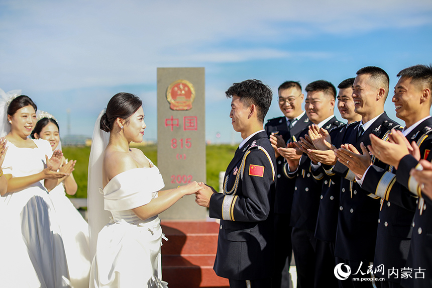 一对新人在同事们的见证下立下爱的誓言。郭鹏杰摄