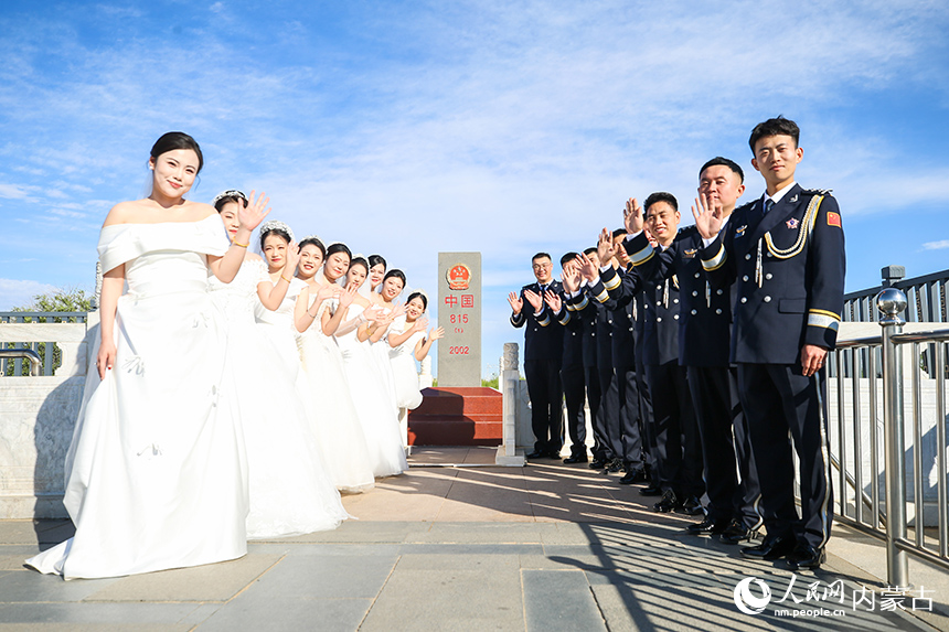 9对新人在日夜守护的界碑前许下爱的诺言。郭鹏杰摄