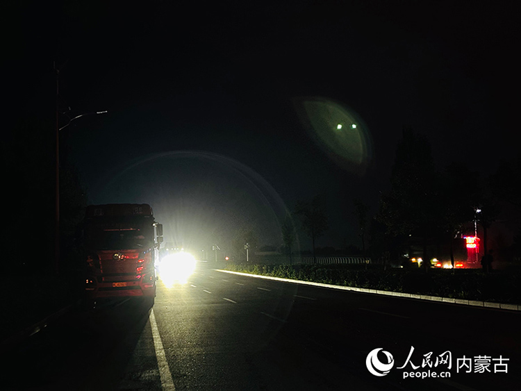 遠處車輛開啟遠光燈，造成視線干擾。人民網記者 張聿修攝
