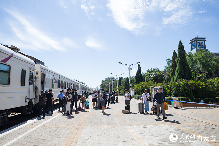 参加第五届中蒙博览会的蒙古国客商从二连浩特铁路口岸入境。郭鹏杰摄