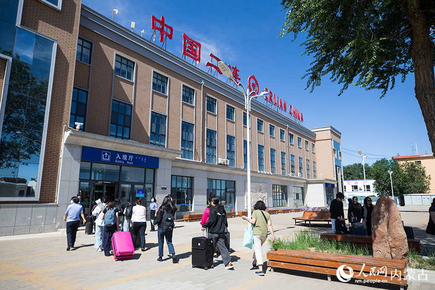参加第五届中蒙博览会的蒙古国客商从二连浩特铁路口岸入境。郭鹏杰摄