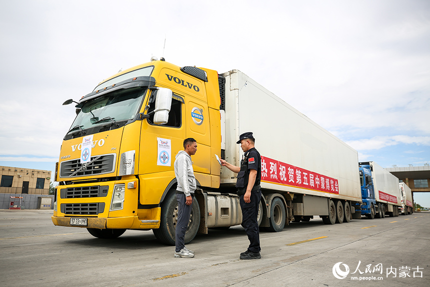 二连出入境边防检查站移民管理警察快速验放中蒙博览会车辆。郭鹏杰摄