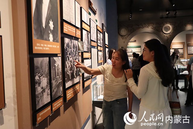 游客參觀京綏鐵路歷史展示館。實習生 王伊蕊攝