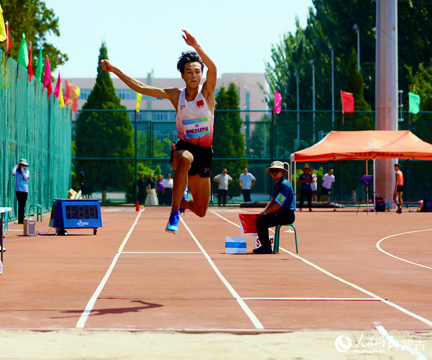 跳远比赛现场。实习生  董昱摄