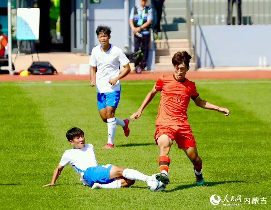 足球比赛现场。实习生  董昱摄