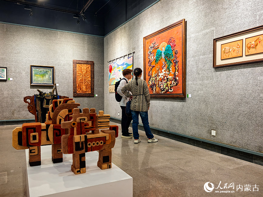 內蒙古特色工藝美術作品巡展現場。主辦方供圖