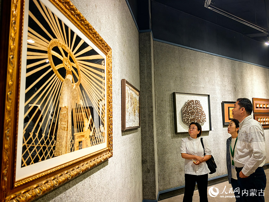 内蒙古特色工艺美术作品巡展现场。主办方供图