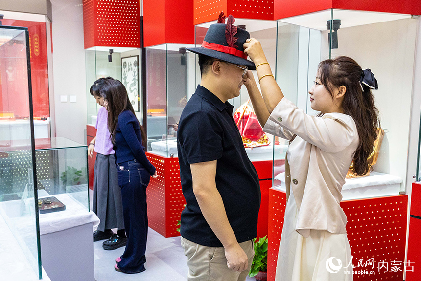 新人在呼和浩特市玉泉区婚俗博物馆参观体验婚俗文化。丁根厚摄