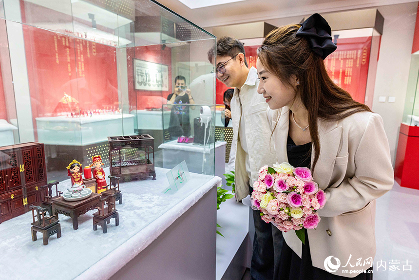 新人在呼和浩特市玉泉區婚俗博物館參觀體驗婚俗文化。丁根厚攝