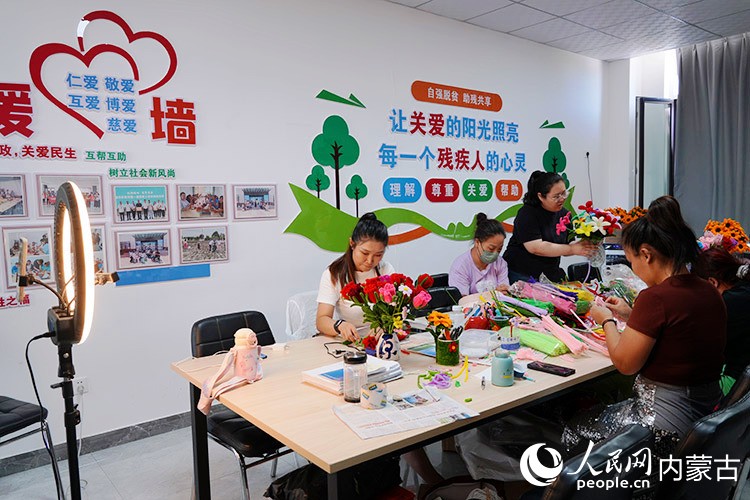 残疾人手工坊内部。实习生 王正玉摄