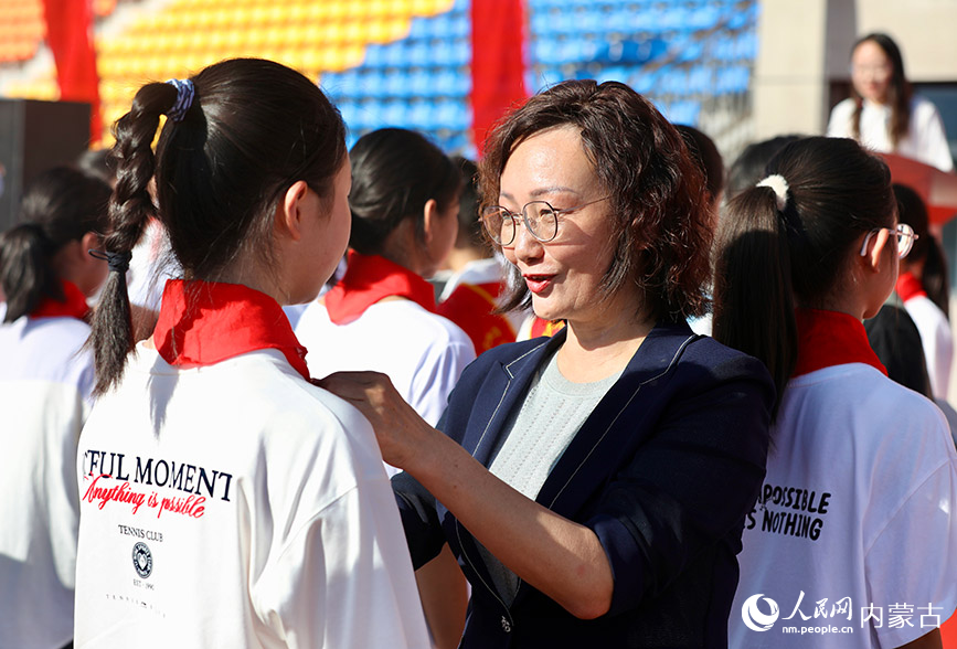 老师为学生正衣冠。人民网记者 齐浩男摄