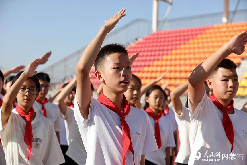 向国旗敬礼。人民网记者 齐浩男摄