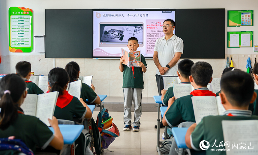 内蒙古呼和浩特市青山小学六年级（7）班学生带领同学早读。王劭凯摄