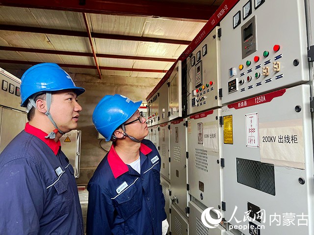 進企業檢查用戶側設備運行情況。許令奇攝
