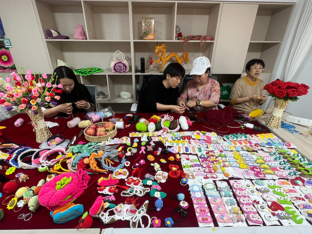 正在編織的學員。