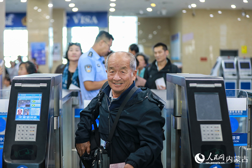 在内蒙古二连浩特公路口岸联检大厅，旅客从快捷通道通关。郭鹏杰摄