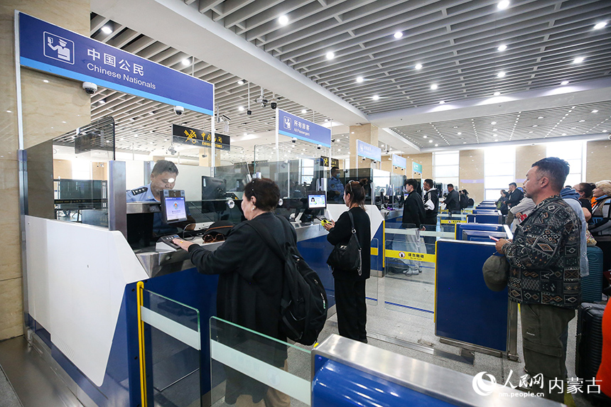 二连出入境边防检查站移民管理警察为旅客办理入境手续。郭鹏杰摄