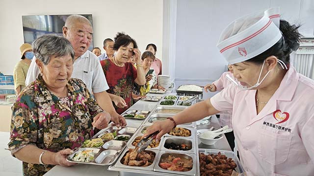 林西县城南街道宏林社区食堂里飘散着家常菜的香气