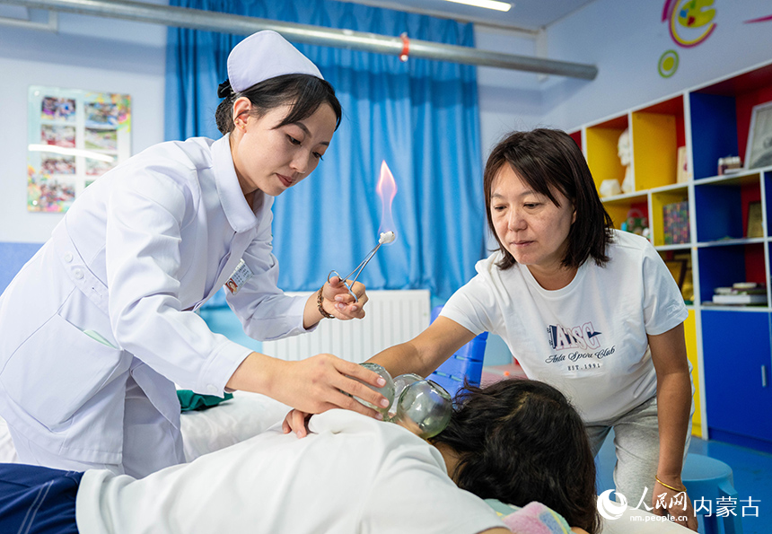 3——2025年9月9日，医护人员在呼和浩特市玉泉区小召小学为老师们做拔罐治疗。丁根厚-摄20250909-DSC_3724