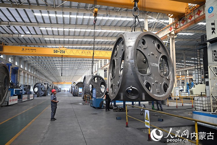 内蒙古龙马重工集团有限公司加工车间。人民网记者 刘艺琳摄