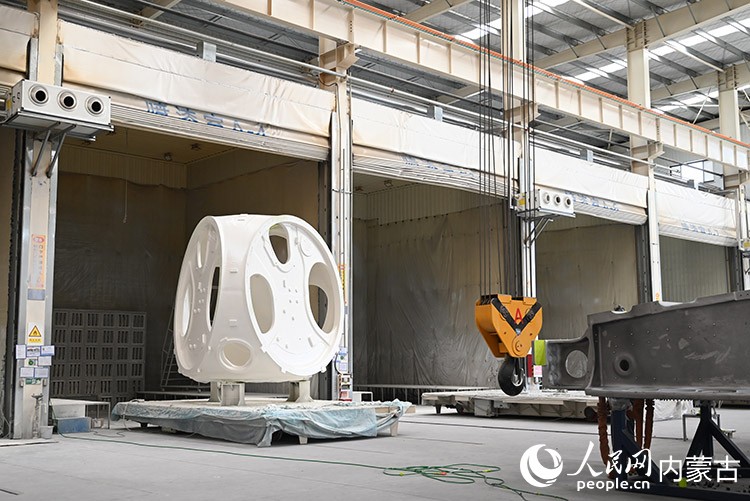 上色后的风电轮毂。人民网记者 刘艺琳摄