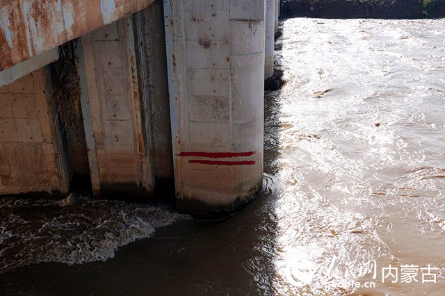 擋水閘水位下降。實習生 王正玉攝