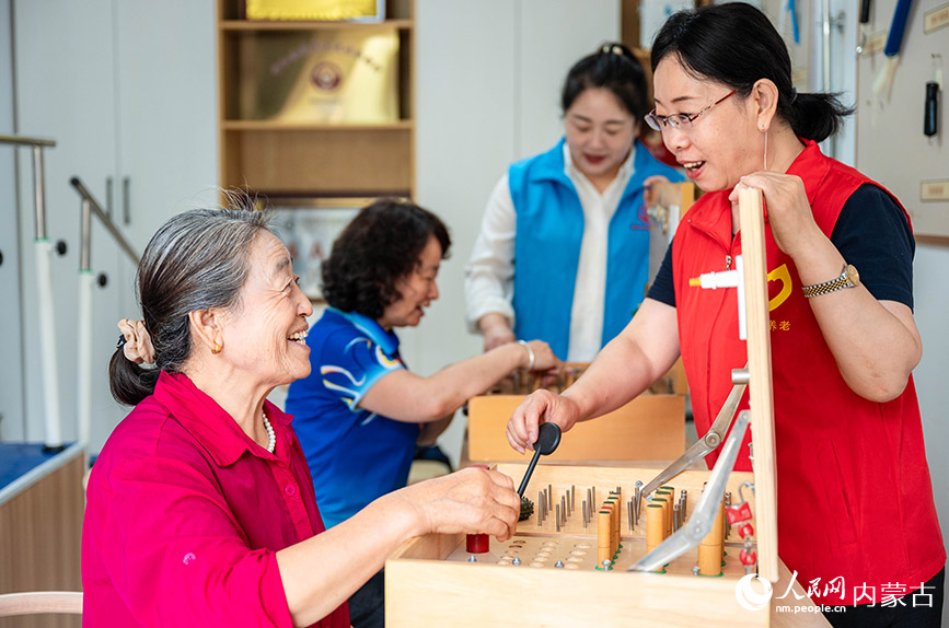 9月11日，工作人员在呼和浩特市玉泉区石东路街道居家和社区养老服务综合体为老人进行机能评估。丁根厚摄