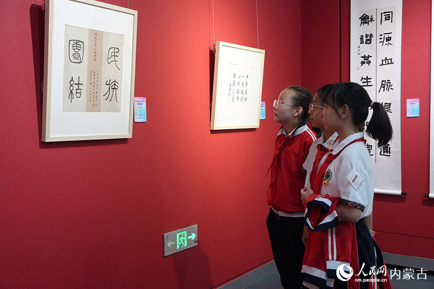师生欣赏书画艺术作品。实习生 王正玉摄