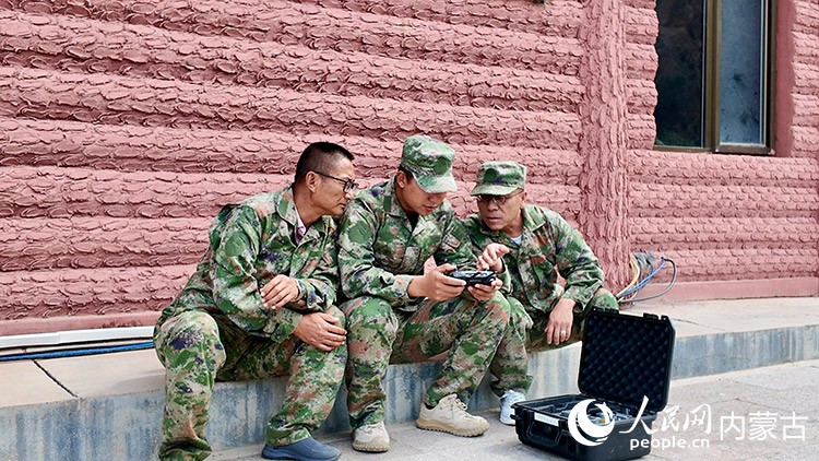 护林员用无人机巡山。人民网记者 齐浩男摄