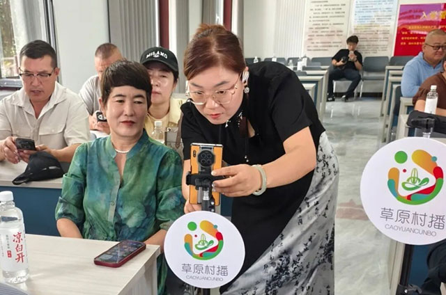 直播教学老师对农牧民主播进行手把手教学。塔娜摄