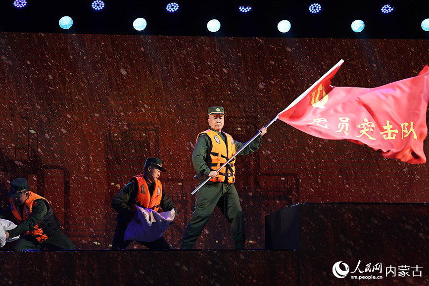 《党旗下的蒙古马》在呼和浩特市上演。武警内蒙古总队供图
