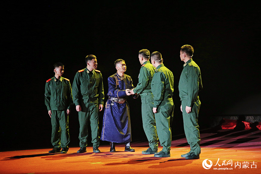 《党旗下的蒙古马》在呼和浩特市上演。武警内蒙古总队供图