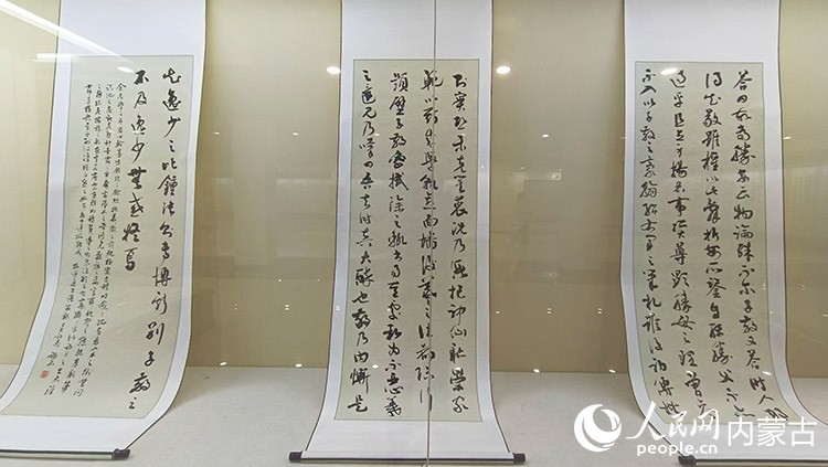 呼和浩特市大青山景区大型石刻内容书写原作。实习生 王正玉摄