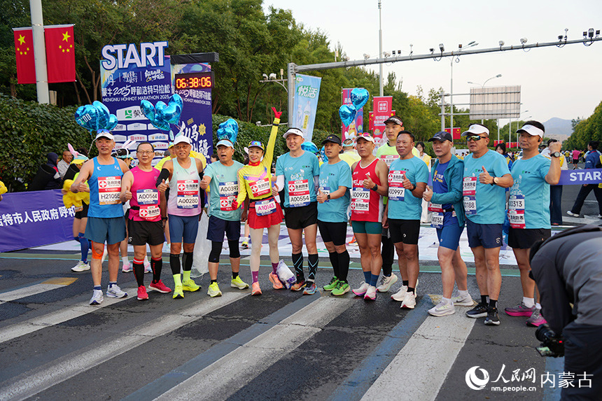 賽前合影。人民網記者 張雪冬攝